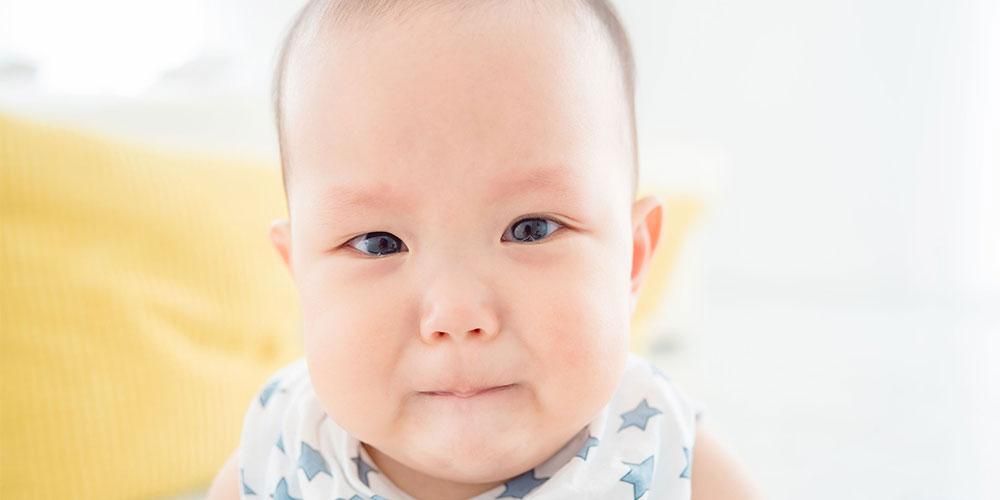 גורמים לעיניים מימיות של תינוק ודרכים בטוחות להתגבר עליה