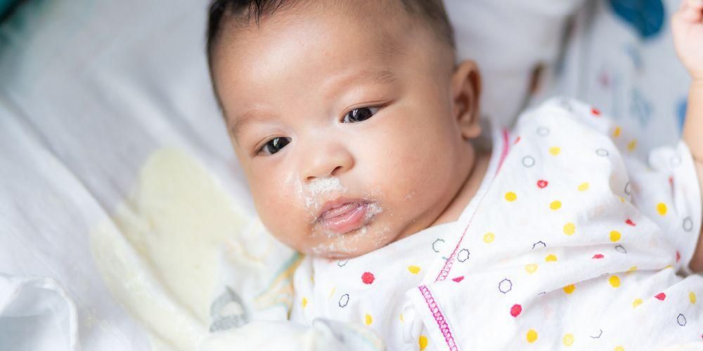 Uzroci i načini sprječavanja beba da povraćaju nakon pijenja majčinog mlijeka