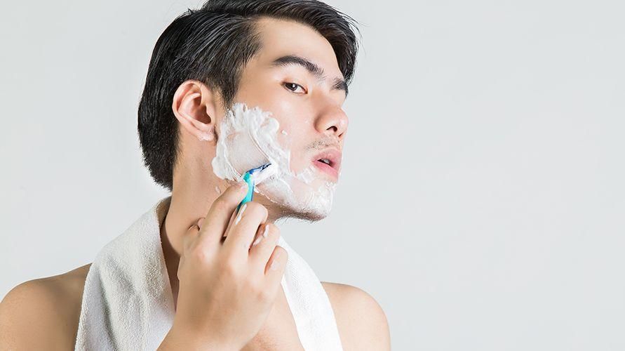 남성, 자극을 피하기 위해 콧수염과 수염을 면도하는 올바른 방법입니다.