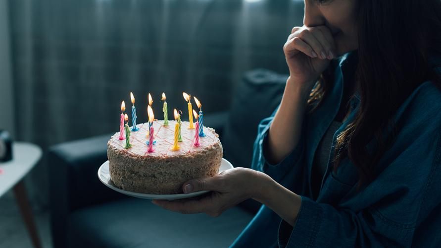 Signes de l'expérience du blues d'anniversaire lors des anniversaires et comment les prévenir