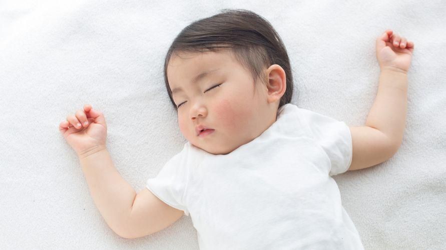 יתרונות שונים של תינוקות ישנים ללא כרית שעליכם לקחת בחשבון