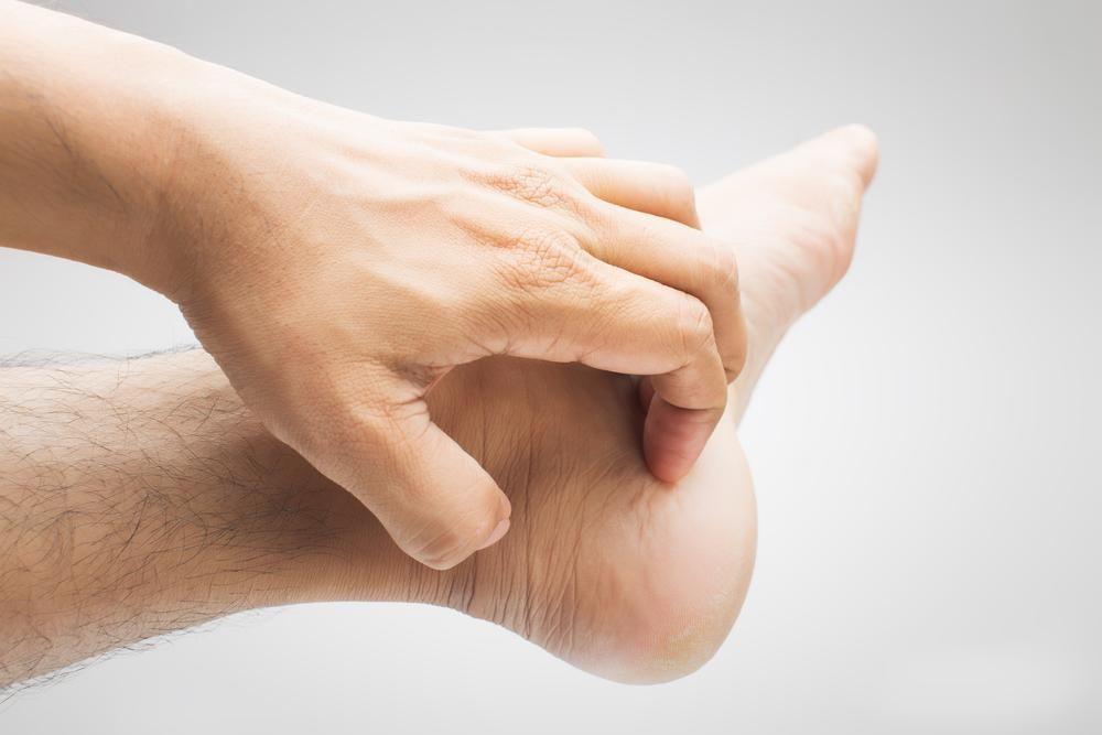 6 causes potentielles de pieds jaunes à surveiller