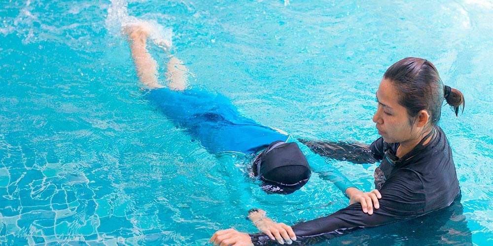 Poznaj porady dotyczące nauki pływania dla początkujących, abyś nie wahał się już więcej