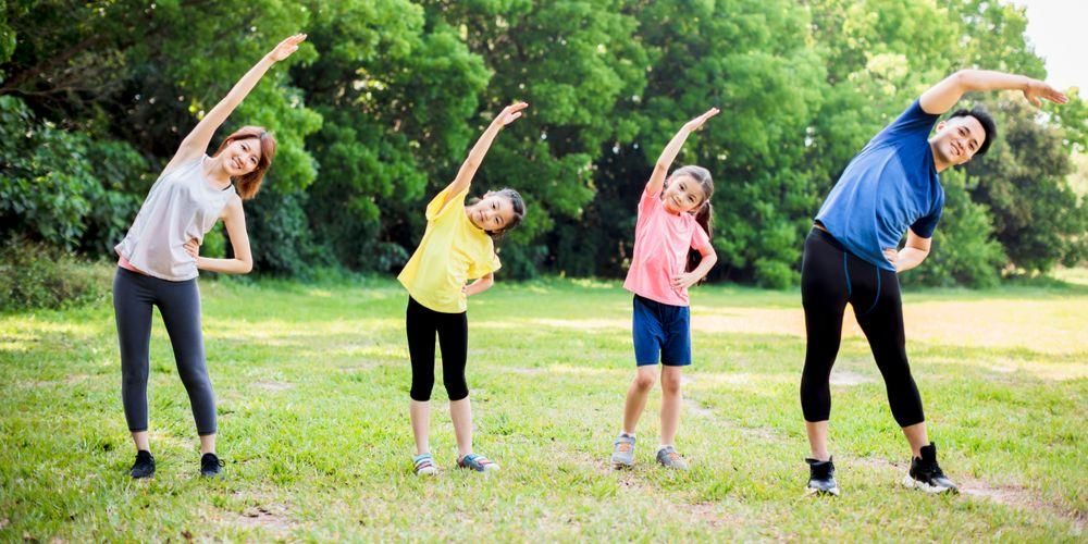 Boldog, egészséges gimnasztikai mozdulatokat, amelyeket otthon is végezhet