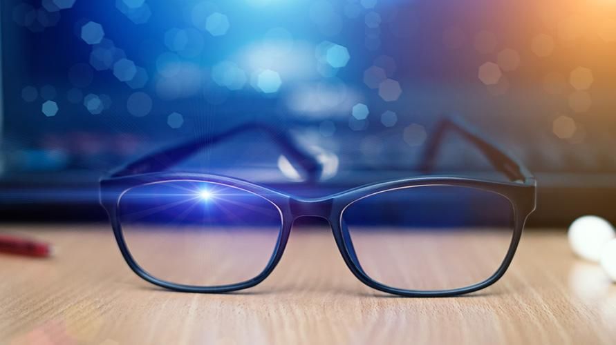 A kék fényszűrős szemüvegek hatékonyságának vizsgálata a kékfény-expozíció csökkentésére