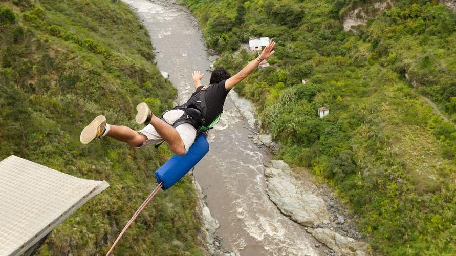 Lernen Sie Bungee Jumping kennen, eine Extremsportart, die Adrenalin auslöst