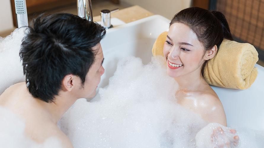 Divers avantages de se baigner avec les couples, y compris être une variété d'amour
