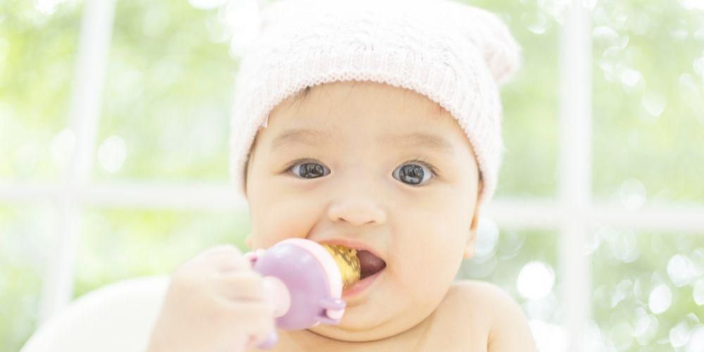 Tippek a kisfia számára biztonságos csecsemőharapásos játékok vagy fogak kiválasztásához
