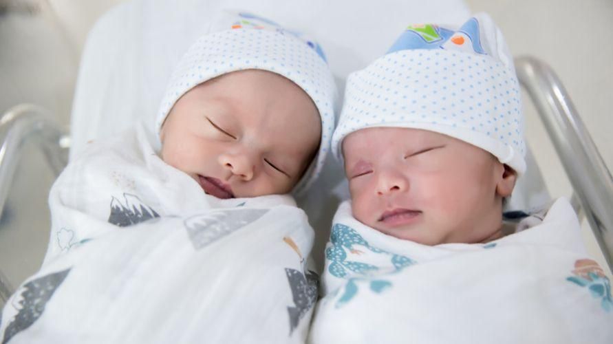 Процес народження близнюків нормально, це критерії і ризики