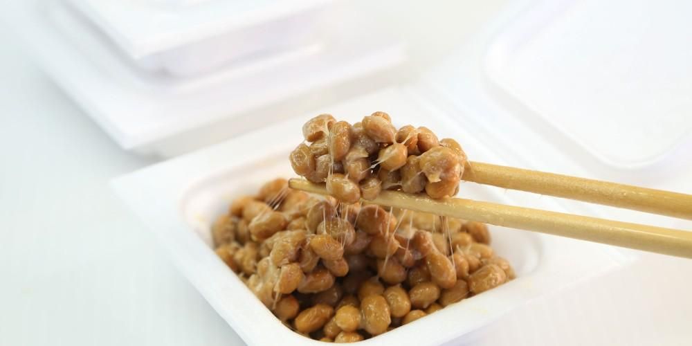 Узнайте о питании и преимуществах натто, обработанных соевых бобов из Японии