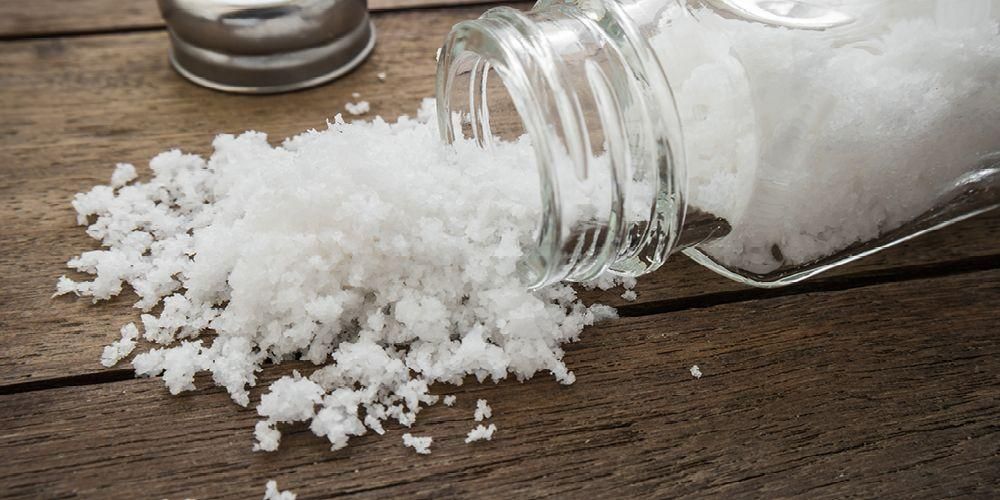 A só előnyei a korpás hajra és használatának veszélyes kockázatai