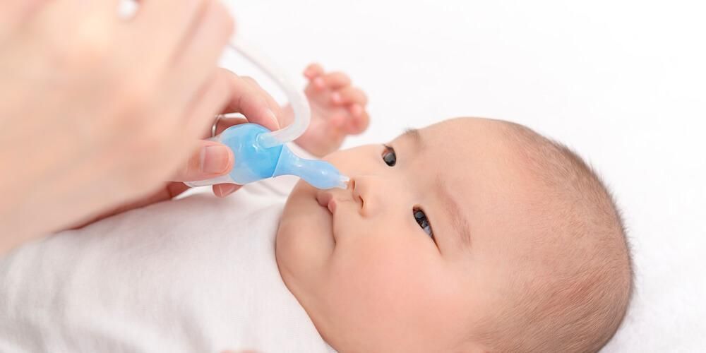 막히고 더러운 아기의 코를 청소하는 7가지 방법