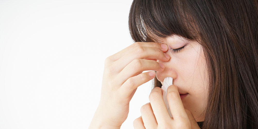 부러진 코의 징후와 집에서 치료하는 방법