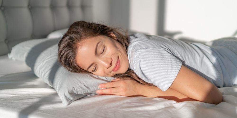 Pericole de a dormi pe burtă, cunoașteți faptele