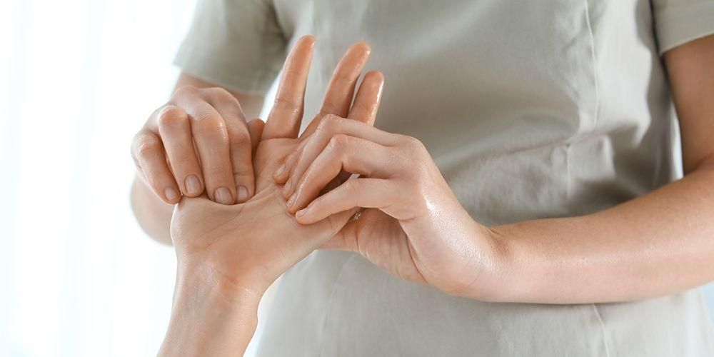 8 puncte de reflecție asupra mâinilor pentru a depăși problemele de sănătate
