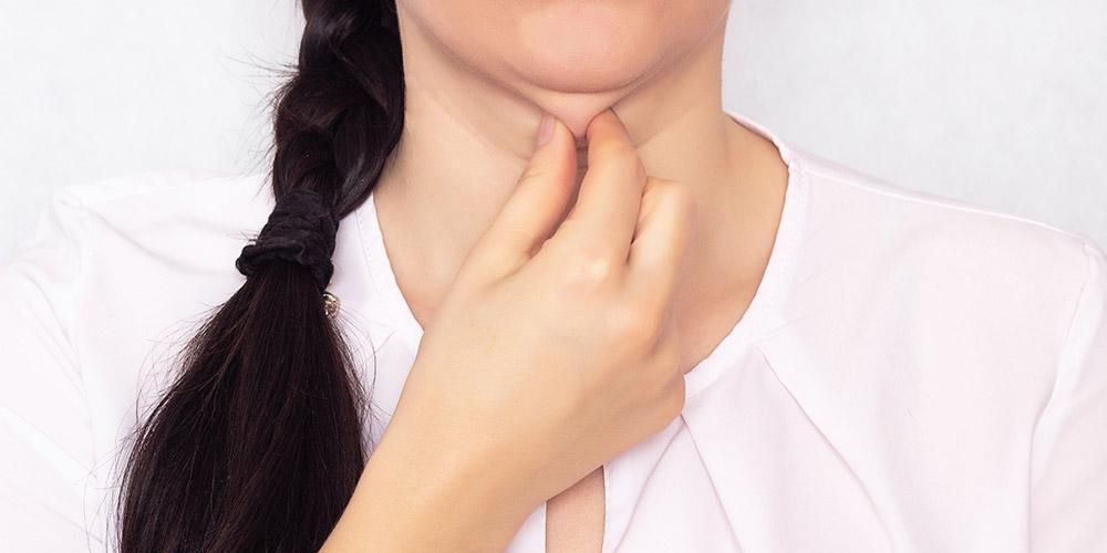 이중턱을 피하기 위해 목 지방을 제거하는 방법