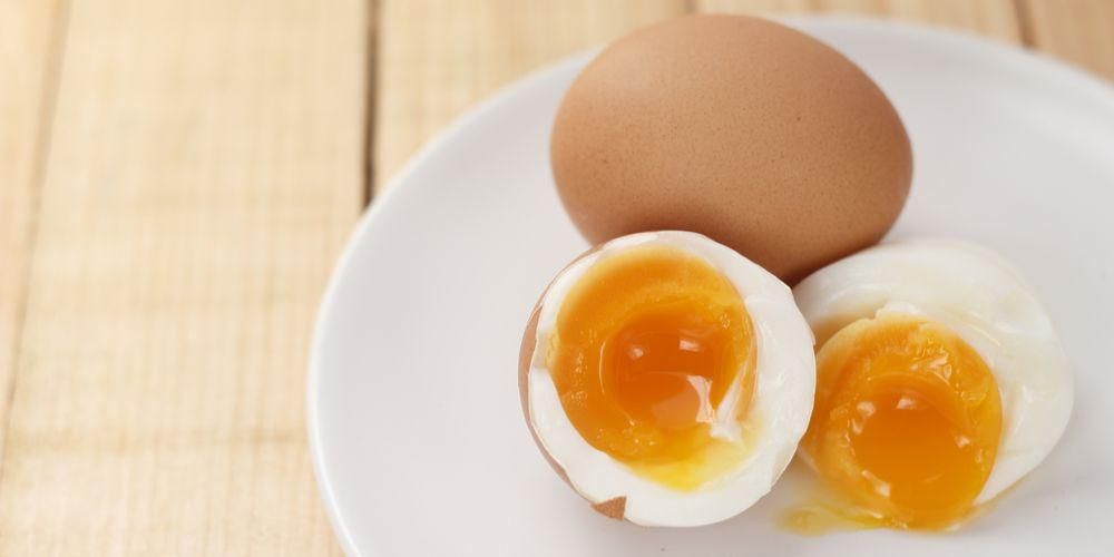 Mérlegeljük az alulfőtt tojás fogyasztásának előnyeit és veszélyeit