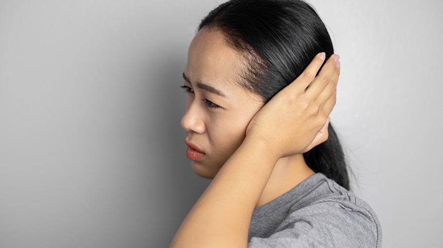 왼쪽 귀 통증의 6가지 원인, 극복 방법은?
