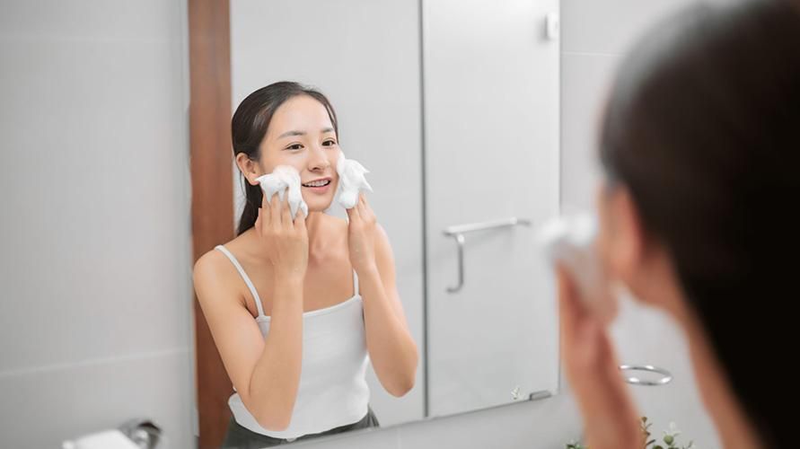 Seien Sie nicht albern, dies ist der richtige Weg, um Ihr Gesicht für eine gesunde Haut zu reinigen