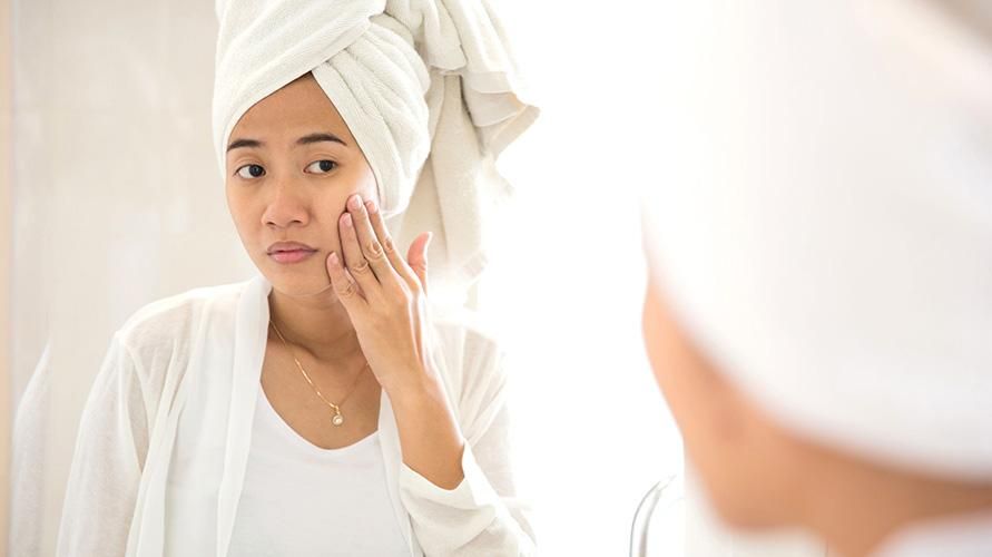 5 sätt att övervinna blåmärkena ansikten på grund av ny hudvård