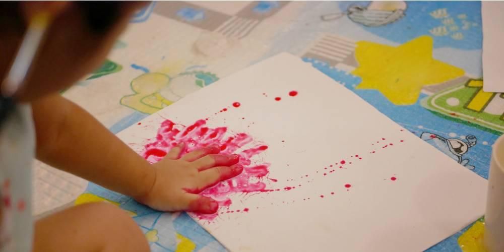 우리 아이에게 안전한 핑거 페인팅 방법을 알아보세요.
