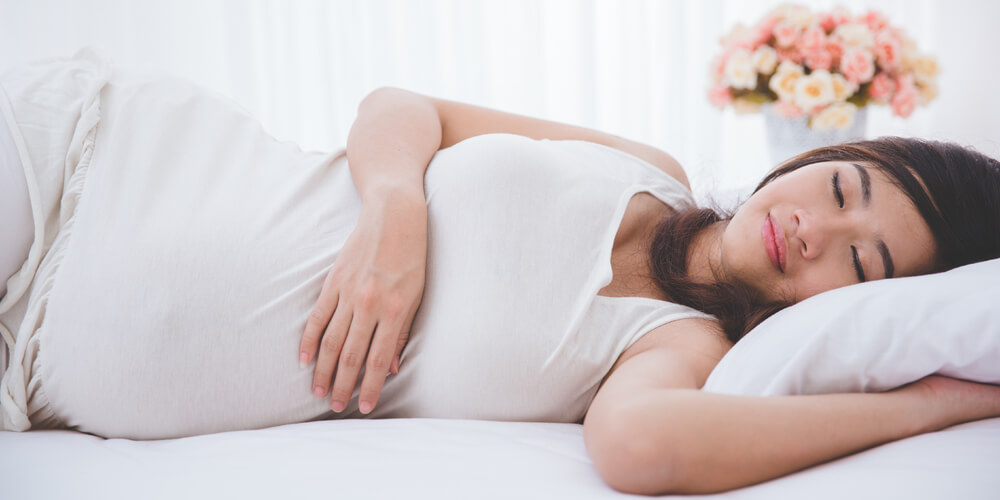 К чему снится беременной роды во сне. Сон на левом боку. Постельный режим беременной. Постельный режим беременной картинки. Положение для беременных Bed rest.