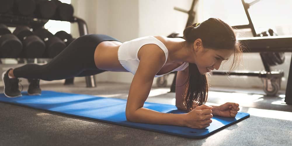 Apprenez à connaître 9 avantages de la planche pour la forme du corps et la santé